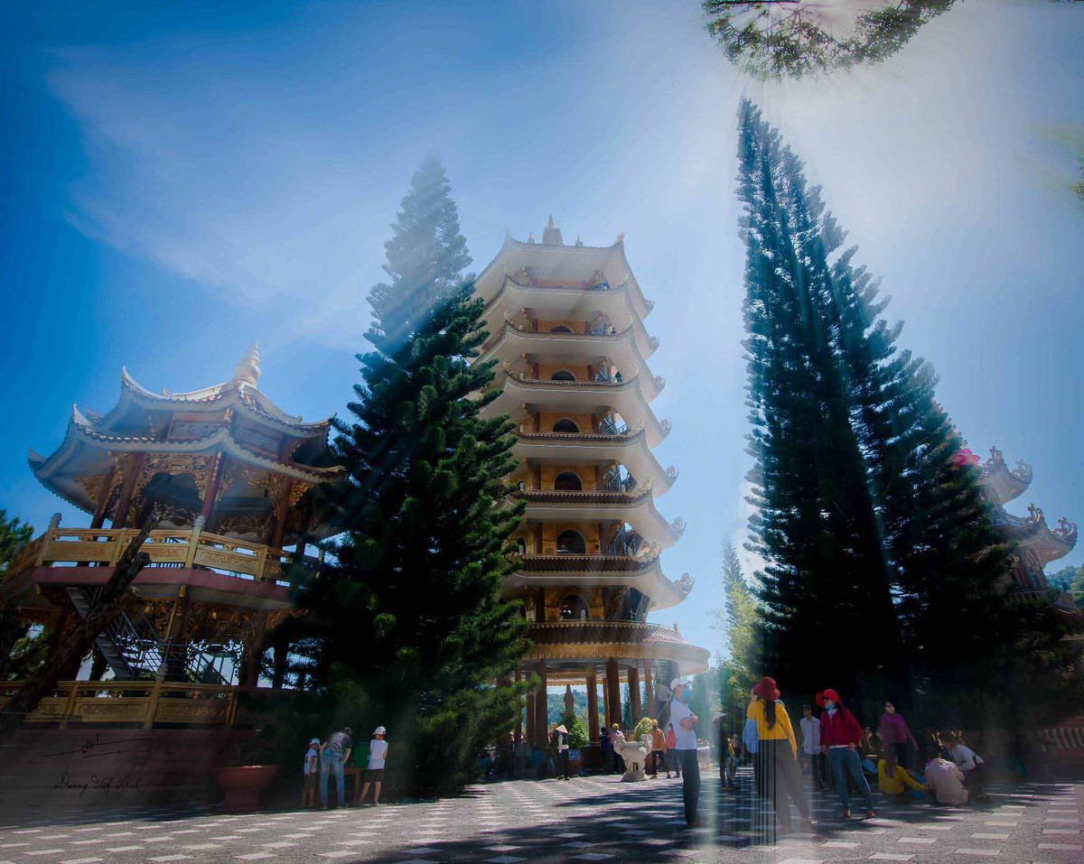 Tọa lạc ở độ cao gần 600m so với mực nước biển tại Khu trung tâm hành hương núi Cấm là chùa Vạn Linh hay còn được gọi là chùa Lá được hình thành năm 1927.