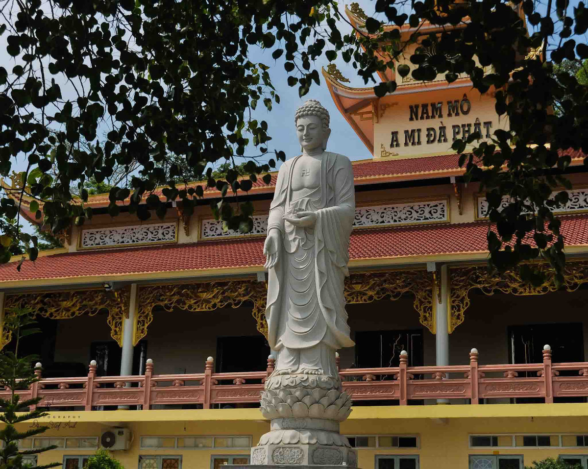 Nhiều vị Phật, Bồ tát được tạc bằng đá quý tại chùa Vạn Linh.