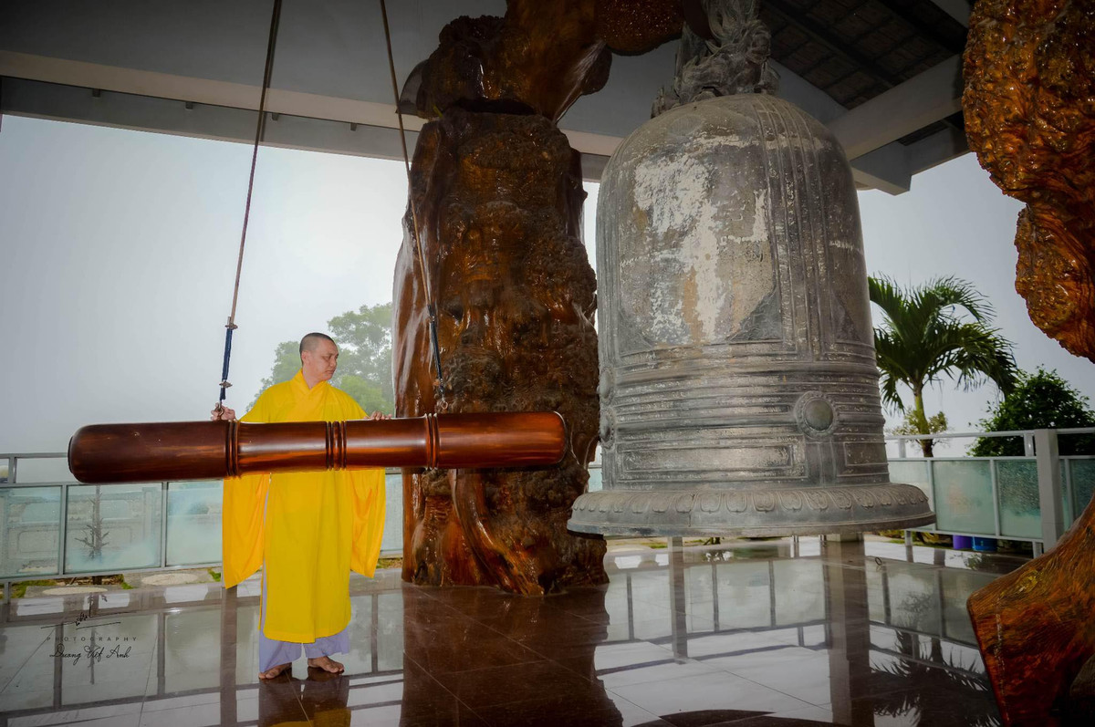 Khung cảnh thanh bình tại chùa Vạn Linh. Trong ảnh là Đại Hồng Chung ở chùa Vạn Linh.