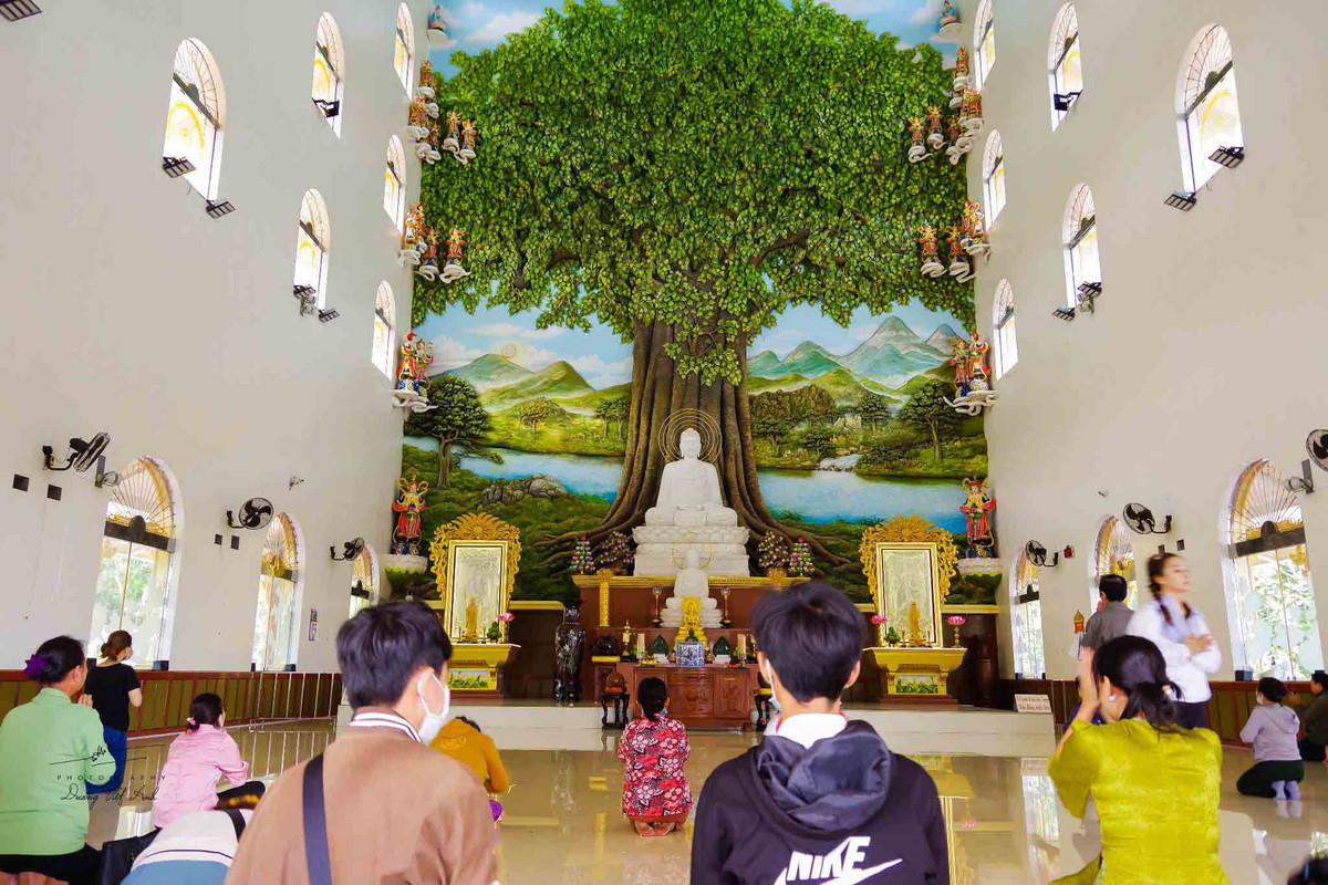 Chùa Vạn Linh không chỉ là điểm đến chiêm bái quan trọng của người dân vùng đất Bảy Núi, mà còn trở thành địa chỉ du lịch thu hút đối với những ai một lần ghé đến vùng đất miền Tây này.