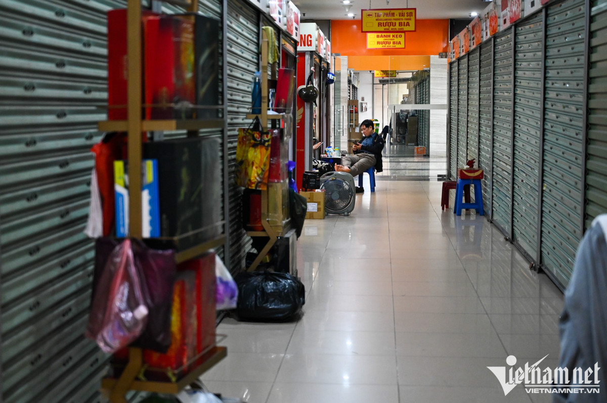 Khu vực tầng 1 ngay sảnh vào chợ từng là một dãy ki-ốt bán rượu, bia, bánh kẹo, nhưng nay chỉ còn vài gian hàng còn hoạt động. Vài ki-ốt bị BQL chợ dán niêm phong do quá thời hạn thanh toán mặt bằng.