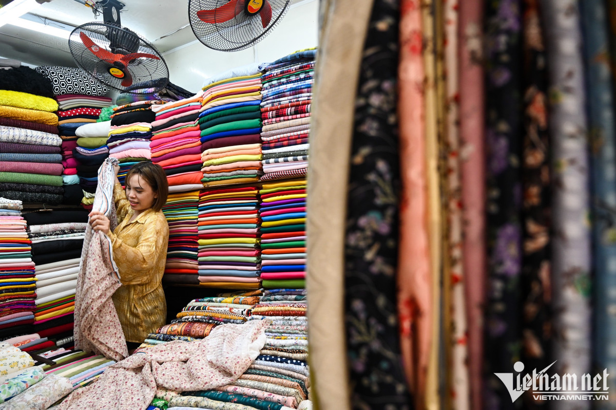 Chị Hồng cho biết, khách đến chợ Hôm chưa bao giờ vắng như hiện tại. "Trước và trong thời điểm dịch chúng tôi còn bán được. Còn bây giờ tình trạng ế ẩm kéo dài ngày này sang ngày khác, thu nhập giảm tới 70%", nữ tiểu thương nói.