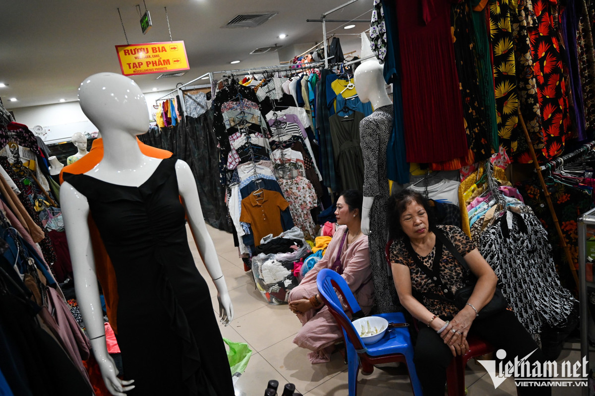 Bà Huệ (áo hồng) bám trụ tại chợ Hàng Da đến nay đã được hơn 30 năm và chưa bao giờ thấy ế khách như hiện nay. "Đây cũng là tình trạng chung của cả chợ kể từ khi bị ảnh hưởng bởi đại dịch Covid-19. Chúng tôi chỉ buôn bán theo kiểu cầm chừng, hầu như cả ngày chỉ tiêu thụ được vài ba cái áo, kể cả cuối tuần", bà Huệ chia sẻ.