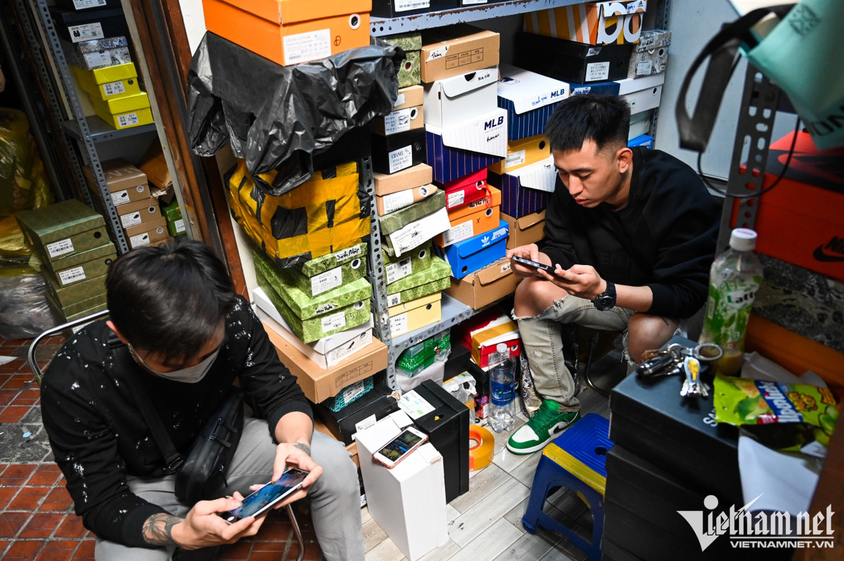 Tình trạng ế ẩm khiến dân buôn bán chán nản. Họ ngồi lướt điện thoại, chơi game và tán gẫu với nhau để giết thời gian.