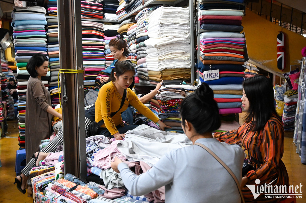 Theo quan sát của phóng viên, hiếm hoi có khách đến hỏi mua hàng tại các ki-ốt kinh doanh vải vóc.