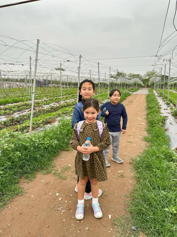 Mới đây, trên trang Facebook cá nhân của mình, Hà Anh đã đăng tải loạt ảnh khoe cảnh cho con gái mình đi trải nghiệm những hoạt động dân dã.