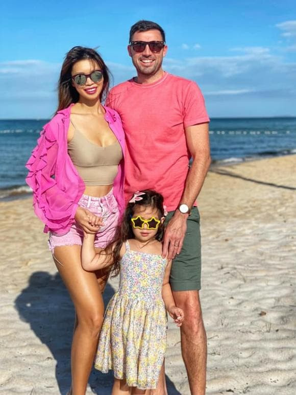 Tôi hỏi anh khi hai đứa chuẩn bị chìm vào giấc ngủ "Nếu có một điều ước anh sẽ ước gì?". Ngẫm nghĩ hồi lâu anh trả lời "anh mong chúng mình khoẻ mạnh để sống đủ lâu để chứng kiến Myla trưởng thành, và con cái của con bé lớn lên đầy hạnh phúc". Tôi không nói gì, choàng tay ôm tấm lưng to bản và ấm áp. Bên anh tôi cảm thấy sự an toàn và yêu thương. Vậy là quá đủ".