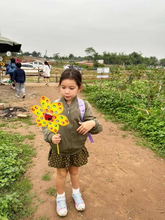 Hơn nữa, cô bé cũng được nhiều khán giả yêu mến vì tính cách ngoan ngoãn. 