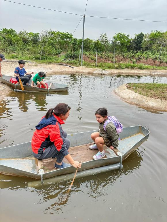 Về phía ông xã mình, nữ siêu mẫu từng hạnh phúc chia sẻ: "Ông xã nhà tôi không hoàn hảo trong mắt tôi, vì hai đứa có nhiều thói quen khác biệt trong phong cách sống. Nhưng anh ấy hoàn mỹ vì trái tim và tinh thần sống luôn yêu thương, bao bọc và hết mình vì gia đình nhỏ của mình.