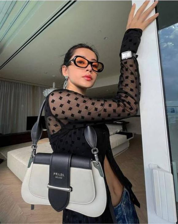 Chi Pu để lộ một phần không gian căn nhà trong một lần chụp ảnh "tự sướng". Phòng khách rộng rãi ngay lập tức được chú ý.