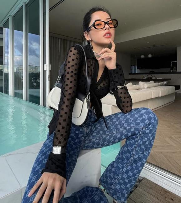 Đó là một phòng sang trọng, ngay bên cạnh là hồ bơi.