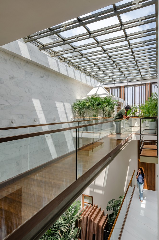 Cả ngày, ngôi nhà gần như không phải bật điện vì ánh sáng tự nhiên luôn tràn ngập khắp không gian.