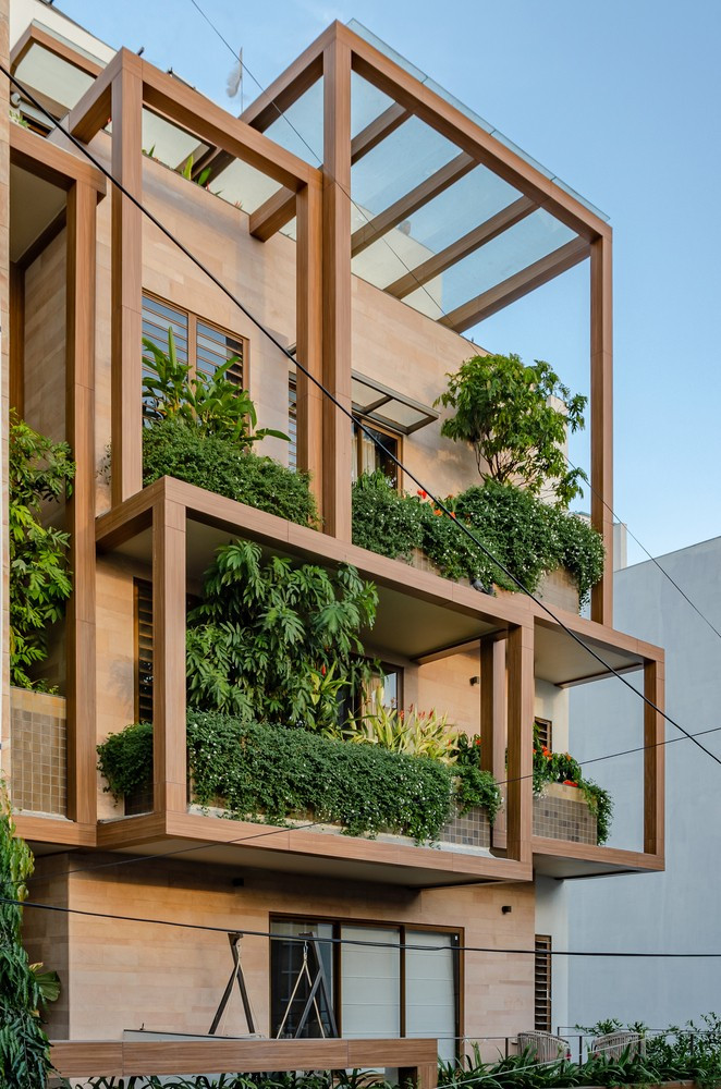 Mặt tiền dù đơn giản nhưng khi bố trí thêm cây xanh đã giúp tạo điểm nhấn đặc biệt và ngay khi đăng tải, hình ảnh về ngôi nhà đã gây "sốt" trên mạng xã hội, nhận được hàng nghìn lượt chia sẻ. 