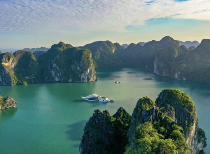  8. Vịnh Hạ Long - Quảng Ninh Vịnh Hạ Long - Di sản thiên nhiên thế giới được công nhận bởi UNESCO. Với những du khách yêu thích tắm biển, Bãi Cháy là điểm đến không thể bỏ lỡ khi đến du lịch Quảng Ninh. Một gợi ý khác cho du khách là đi thuyền tới đảo Ti Tốp, nằm ở trung tâm vịnh, nơi có làn nước xanh như ngọc và êm đềm. Từ đây, du khách có thể thuận tiện tới thăm Vịnh Lan Hạ, Vịnh Bái Tử Long, đảo Ngọc Vừng, đảo Cát Bà, đảo Tuần Châu.