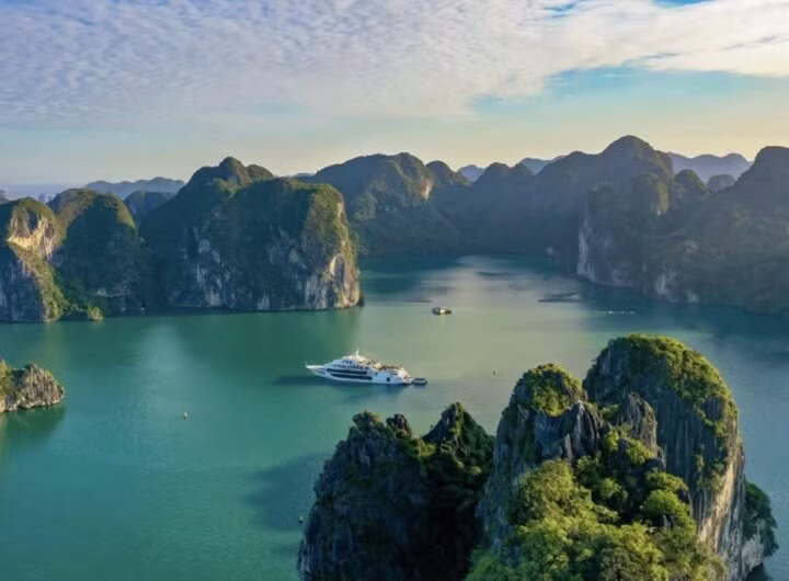  8. Vịnh Hạ Long - Quảng Ninh Vịnh Hạ Long - Di sản thiên nhiên thế giới được công nhận bởi UNESCO. Với những du khách yêu thích tắm biển, Bãi Cháy là điểm đến không thể bỏ lỡ khi đến du lịch Quảng Ninh. Một gợi ý khác cho du khách là đi thuyền tới đảo Ti Tốp, nằm ở trung tâm vịnh, nơi có làn nước xanh như ngọc và êm đềm. Từ đây, du khách có thể thuận tiện tới thăm Vịnh Lan Hạ, Vịnh Bái Tử Long, đảo Ngọc Vừng, đảo Cát Bà, đảo Tuần Châu.