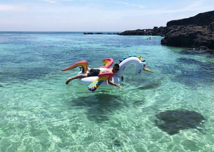  3. Mỹ Khê - Đà Nẵng: Không chỉ được biết đến là bãi biển đẹp nhất Việt Nam mà biển Mỹ Khê còn được tạp chí Forbes của Mỹ bình chọn là một trong 6 bãi biển quyến rũ nhất hành tinh trong năm 2006. Với cung đường biển uốn lượn hình lưỡi liềm, cùng với vẻ yên tĩnh, thanh bình của bờ biển sau hàng dương, bãi biển Mỹ Khê thu hút hàng triệu khách du lịch hằng năm. Ở Mỹ Khê, các bãi tắm nước ấm áp, trong xanh, bờ thoải khá an toàn và được rất nhiều người yêu thích bởi vẻ đẹp hiền hòa, sóng vỗ rì rào và cát trắng mịn dưới chân.