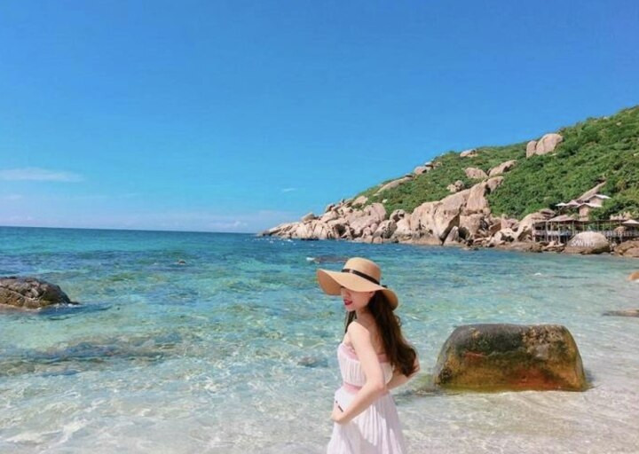  2. Nha Trang - Khánh Hòa: Nha Trang thu hút nhiều du khách không bởi chỉ những bờ biển trong xanh, thơ mộng mà nó còn bởi các địa điểm du lịch nổi tiếng như tháp bà Ponagar lộng lẫy, vịnh Ninh Vân tuyệt đẹp, Hòn Mun, Vinpearland, vịnh Vân Phong hay viện Hải Dương học lung linh... 
