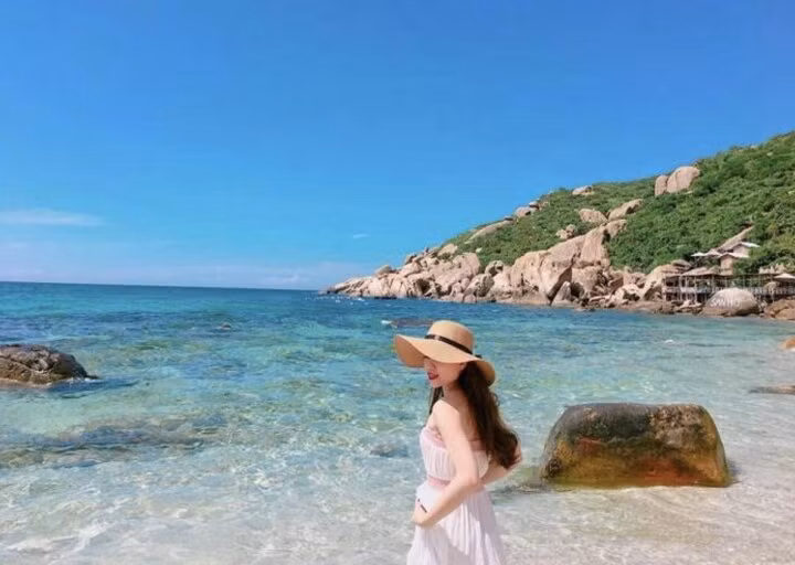  2. Nha Trang - Khánh Hòa: Nha Trang thu hút nhiều du khách không bởi chỉ những bờ biển trong xanh, thơ mộng mà nó còn bởi các địa điểm du lịch nổi tiếng như tháp bà Ponagar lộng lẫy, vịnh Ninh Vân tuyệt đẹp, Hòn Mun, Vinpearland, vịnh Vân Phong hay viện Hải Dương học lung linh... 