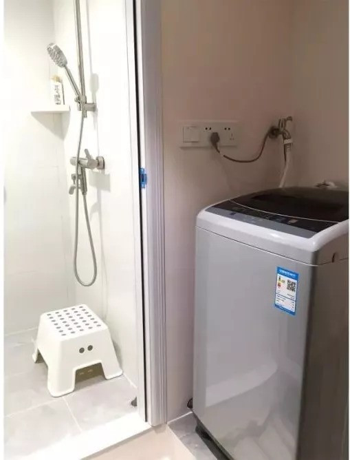 Phòng tắm được thiết kế khá đơn giản với đầy đủ chức năng cần thiết, tăng thêm vẻ xinh yêu đặc biệt cho ngôi nhà nhỏ. Góc giặt đồ được bố trí ở phần diện tích gần phòng tắm.