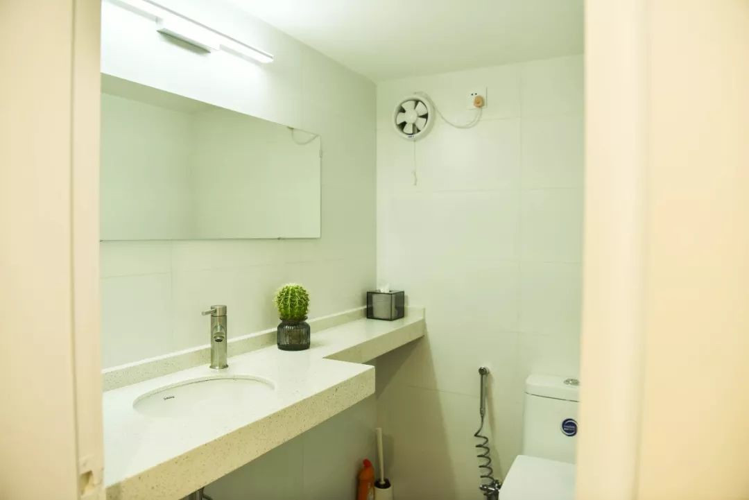 Khu vực vệ sinh nhỏ gọn, đủ đầy với các thiết bị cần thiết.