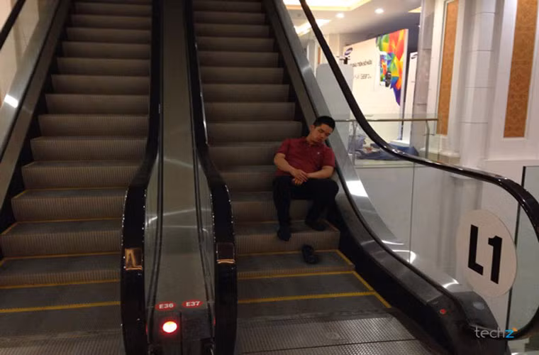 Nhiều người tranh thủ ngủ đêm, đợi đến sáng.