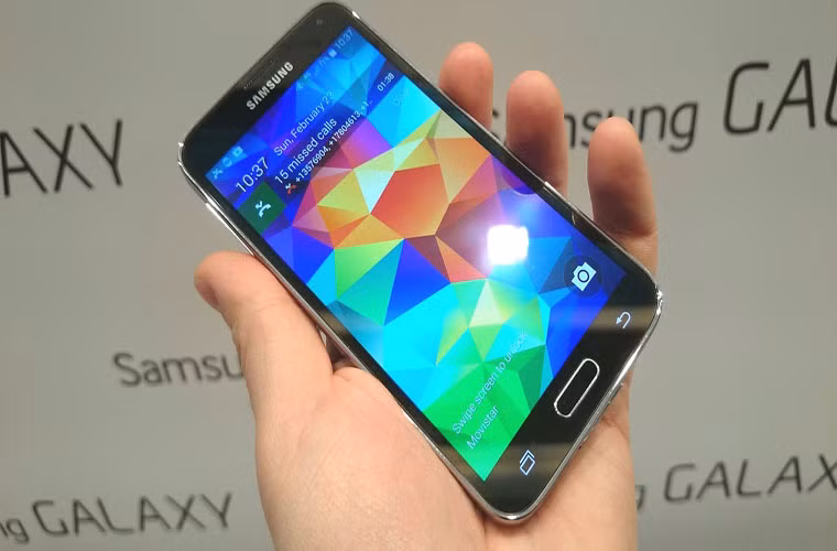 Samsung hi vọng bán được ít nhất 35 triệu máy Galaxy S5 trong quý II. Dù mới đưa lên kệ hôm 11/4, nhưng theo The Korea Times, dẫn lời một giám đốc điều hành cấp cao của Samsung thì hãng này đã có tham vọng sẽ bán được ít nhất 35 triệu chiếc Galaxy S5 trong quý II.