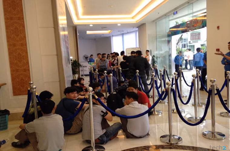 Bên trong, khi thời gian chính thức lễ bán chính thức tới gần, lượng người tham dự sự kiện cũng đang dần đông lên.