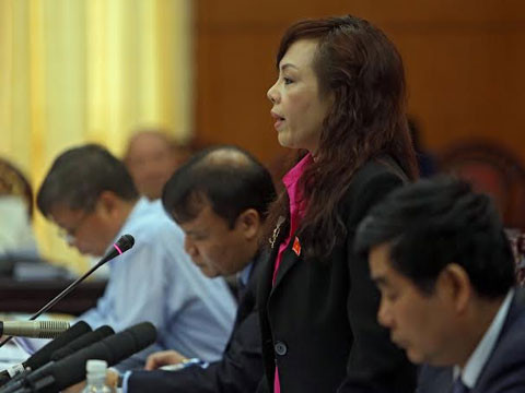 Bộ trưởng Nguyễn Thị Kim Tiến trả lời chất vấn Ủy ban Thường vụ Quốc hội.