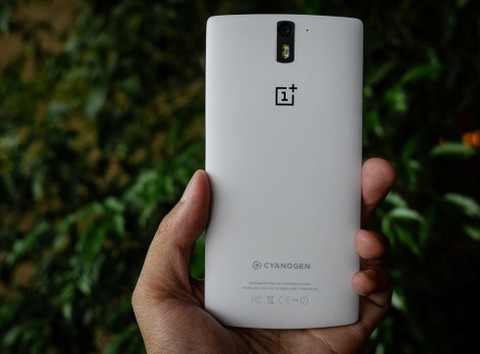 Ở mặt sau máy, OnePlus One tích hợp bộ cảm biến hình ảnh Sony IMX214 độ phân giải 13MP với 6 thấu kính và khẩu độ f/2.0, kèm hai đèn flash LED. Máy có khả năng quay video độ phân giải 4K và khả năng chụp tốc độ nhanh, chỉ 0,3 giây. Hơn nữa, camera sau cũng có khả năng quay video chuyển động chậm độ phân giải 720p với tốc độ 120 khung hình/giây. Máy trang bị camera trước 5MP cho phép chụp góc 80 độ.