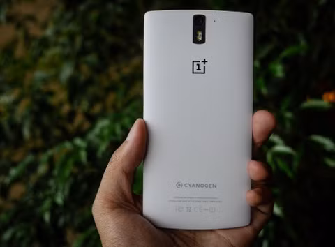 Ở mặt sau máy, OnePlus One tích hợp bộ cảm biến hình ảnh Sony IMX214 độ phân giải 13MP với 6 thấu kính và khẩu độ f/2.0, kèm hai đèn flash LED. Máy có khả năng quay video độ phân giải 4K và khả năng chụp tốc độ nhanh, chỉ 0,3 giây. Hơn nữa, camera sau cũng có khả năng quay video chuyển động chậm độ phân giải 720p với tốc độ 120 khung hình/giây. Máy trang bị camera trước 5MP cho phép chụp góc 80 độ.