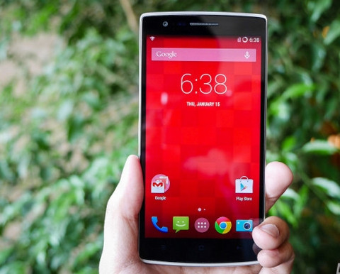 Máy sở hữu màn hình fullHD độ phân giải 5,5-inch, cho mật độ lên tới 401ppi. Màn hình của máy do công ty Japan Display chế tạo theo công nghệ LCD LTPS và công nghệ TOL. Hơn nữa, màn hình của máy còn được trang bị kính Corning Gorilla Glass 3, có khả năng chống xước và tăng cường độ bền.