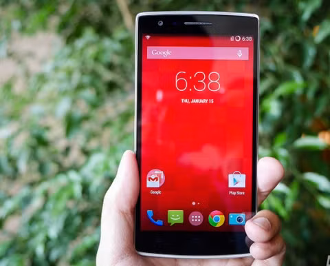 Máy sở hữu màn hình fullHD độ phân giải 5,5-inch, cho mật độ lên tới 401ppi. Màn hình của máy do công ty Japan Display chế tạo theo công nghệ LCD LTPS và công nghệ TOL. Hơn nữa, màn hình của máy còn được trang bị kính Corning Gorilla Glass 3, có khả năng chống xước và tăng cường độ bền.