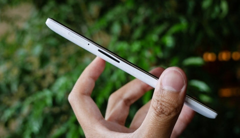 Chỉ có phím tăng giảm âm lượng ở bên cạnh trái của máy. Trên mặt trước, ở phía dưới là hai bộ loa âm thanh nổi và công ty chuyên về âm thanh JBL đã giúp OnePlus tinh chỉnh chất lượng âm thanh cho thiết bị này.