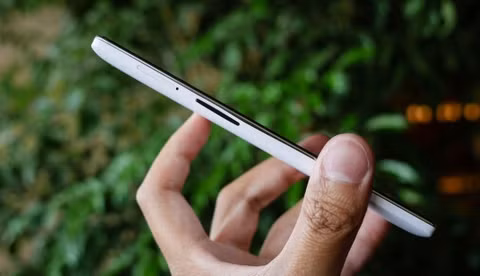 Chỉ có phím tăng giảm âm lượng ở bên cạnh trái của máy. Trên mặt trước, ở phía dưới là hai bộ loa âm thanh nổi và công ty chuyên về âm thanh JBL đã giúp OnePlus tinh chỉnh chất lượng âm thanh cho thiết bị này.