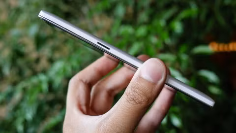 Nút nguồn được đặt riêng bên cạnh phải.