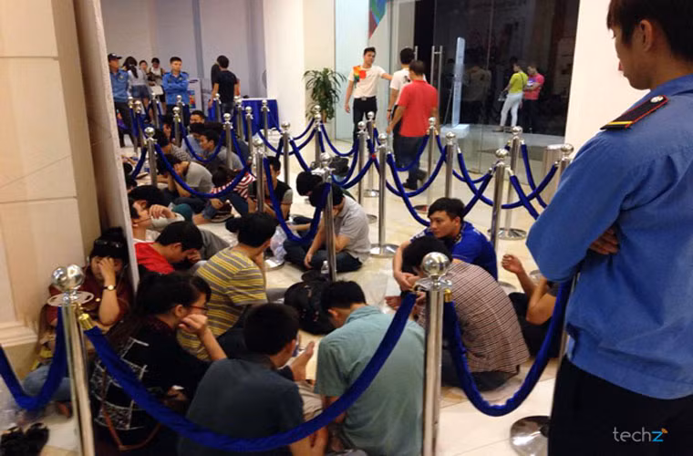 ... dưới sự giám sát chặt chẽ của nhân viên an ninh.