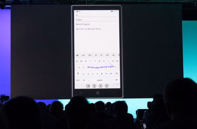 Bàn phím của Windows Phone 8.1 nhanh nhất thế giới. Ngoài việc mang đến những tính năng mới cho điện thoại thông minh (hỗ trợ giọng nói Cortana, Action Center mới), Microsoft đã giới thiệu bàn phím Shape Writing”, được hãng giới thiệu là nhanh nhất thế giới. Bàn phím này có khả năng xóa một câu mà chỉ mất 17 s.