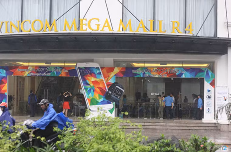 Cơn mưa buổi sáng dường như khiến không khí buổi lễ bớt nhộn nhịp hơn.