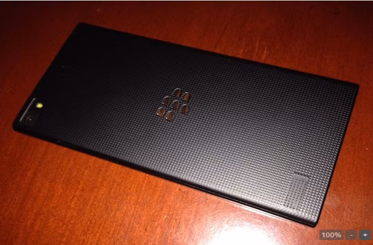 Lộ ảnh BlackBerry Z3, giá 200 USD, bán tuần sau tại Indonesia. Trang mạng Detik của Indonesia đã đăng tải những bức ảnh được cho là của BlackBerry Z3- thiết bị đầu tiên của BlackBerry chạy hệ điều hành BlackBerry 10. Điện thoại có màn hình 5 inch, 540x960 p, vi xử lý lõi đôi và đặc biệt giá của nó là khoảng 200 USD.