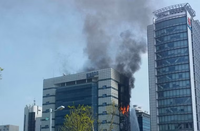 Cháy lớn tại Samsung, nhiều máy Samsung nhận tin nhắn báo lỗi. Vụ cháy tại tòa nhà SDS tại Gwacheon, Hàn Quốc, nơi có trung tâm dữ liệu back-up của Samsung, bắt đầu xảy ra vào trưa Chủ nhật, khiến trang web Samsung.com không thể kết nối với internet. Đây là lý do nhiều thiết bị Samsung nhận tin nhắn báo lỗi.