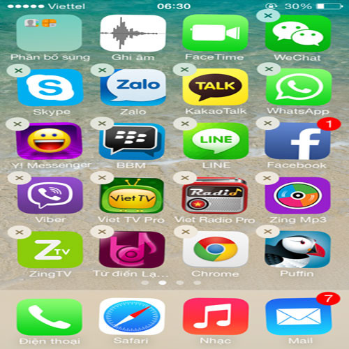 Một cách nữa là xóa các ứng dụng không cần thiết trên máy. Để xóa ứng dụng, bạn chỉ cần nhấn và giữ tay trên biểu tượng ứng dụng rồi chọn biểu tượng hình chữ X xuất hiện ở góc trên bên trái (hoặc phải tùy vào hệ điều hành).