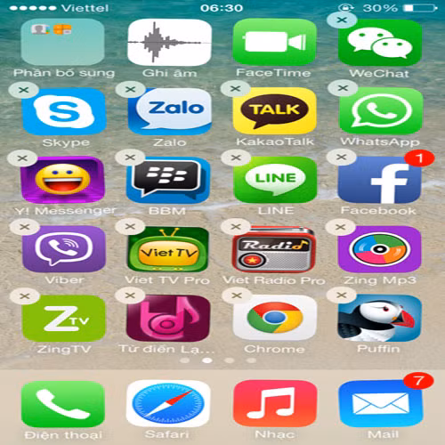 Một cách nữa là xóa các ứng dụng không cần thiết trên máy. Để xóa ứng dụng, bạn chỉ cần nhấn và giữ tay trên biểu tượng ứng dụng rồi chọn biểu tượng hình chữ X xuất hiện ở góc trên bên trái (hoặc phải tùy vào hệ điều hành).