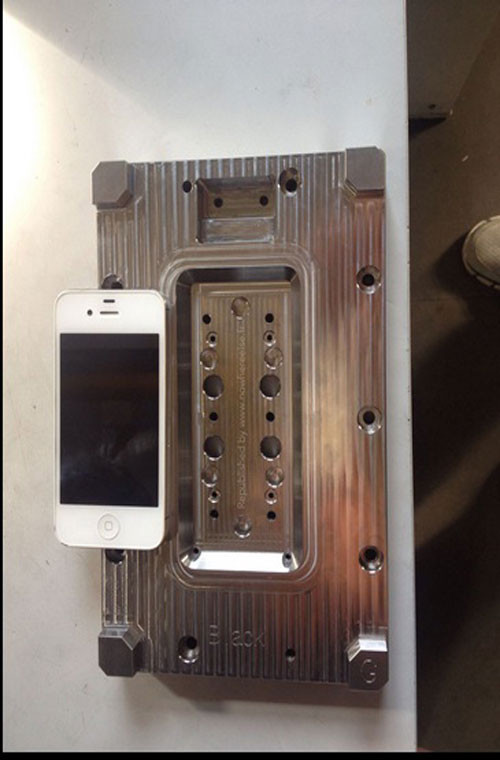 iPhone 6 có màn hình 4,7 inch. Điều này đã được khẳng định thông qua một bức ảnh chụp khuôn sản xuất, được cho là do một nhân viên làm trong hãng Foxconn, đối tác truyền thống sản xuất iPhone cho Apple.