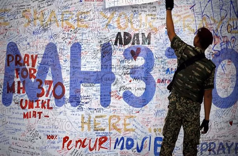 Điện thoại trên MH 370 sẽ cho biết điều gì xảy ra? CNN cho biết nếu có thể được khôi phục, những chiếc điện thoại di động của hành khách trên máy bay MH370 sẽ là một nguồn thông tin vô cùng quý giá, giúp giải đáp những thắc mắc về việc có chuyện gì đã xảy ra với chiếc máy bay này.