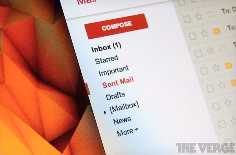 Gmail kỷ niệm 10 năm ra mắt. Dịch vụ email này đã ra mắt phiên bản thử nghiệm vào ngày 1/4/2004. Lúc đầu Gmail chỉ có thể được dùng thông qua hình thức mời bạn bè đăng ký. Đây là cách duy nhất dùng Gmail cho đến năm 2007.