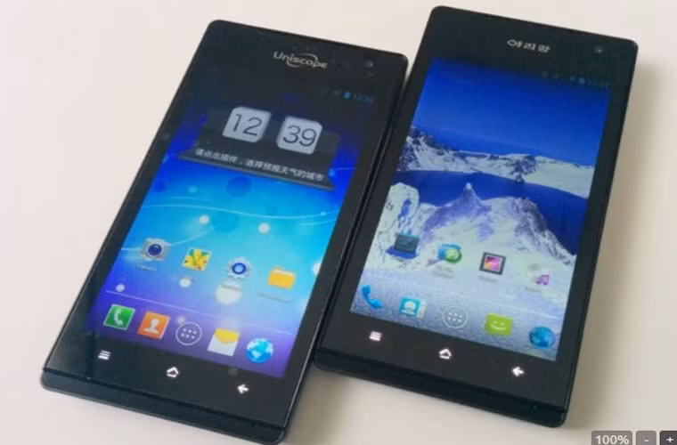 Điện thoại smartphone nội địa của Triều Tiên là hàng copy? Chiếc điện thoại AS 1201 Arirang của Triều Tiên đã từng khiến nhiều người mừng thầm cho nền công nghiệp nước này. Tuy nhiên có vẻ như đây là bản copy của chiếc điện thoại hiệu Trung Quốc Uniscope U1201. Chiếc điện thoại của Trung Quốc chỉ có giá 100 USD tại Bắc Kinh.