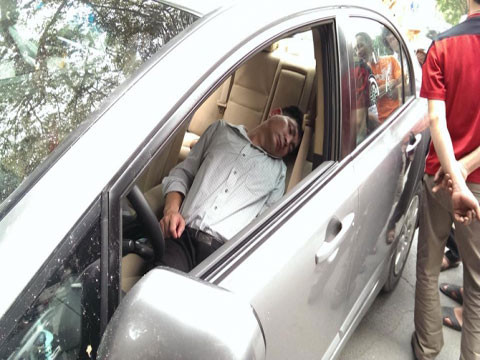 Dù tông xe vào cột điện nhưng tài xế vẫn ngủ ngon lành mà không hay biết gì.