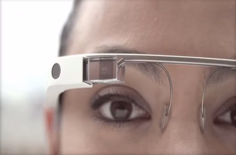 Nhà báo: Bị tấn công vì đeo Google Glass. Kyle Russell, một phóng viên của tờ Business Insider đã bị tấn công trên địa hạt Mission của thành phố San Francisco bởi một lý do lãng xẹt là anh này đeo kính Google Glass, khiến ai đó cảm thấy khó chịu.