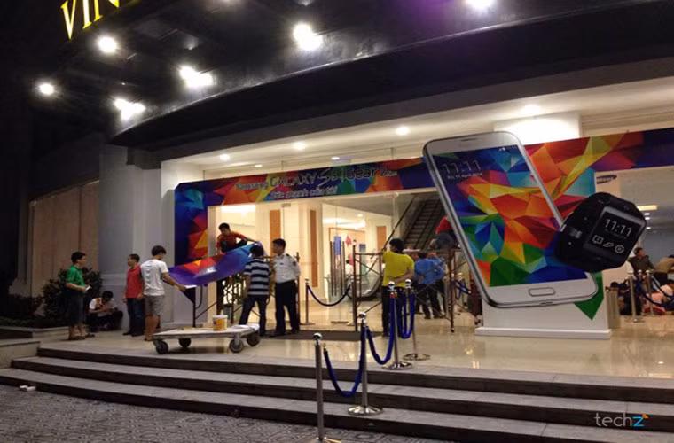 Các nhân viên đang ráo riết chuẩn bị cho lễ bán chính thức.