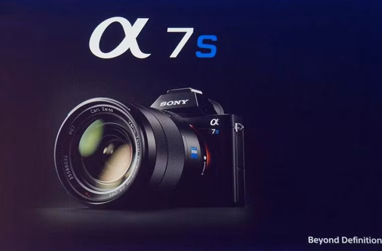 Sony giới thiệu ống kính A7, quay 4K trong bóng tối. Sony đã giới thiệu thiết kế camera full-frame, không gương mới. Thiết kế này cho phép người sử dụng quay được video 4K cùng khả năng mở rộng độ cảm thụ của ống kính.